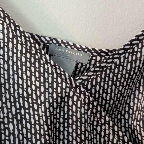 Ann Taylor Black and White Print Camisole Top. Size 14. - Picture 3 of 6